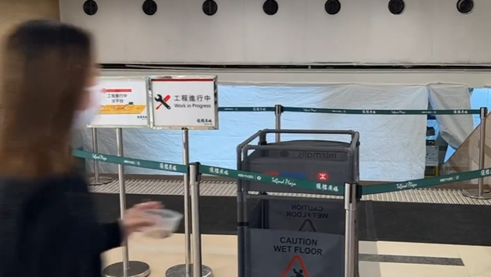 九龍灣德福廣場一期發生塌假天花事件，跌下的假天花物料擊中一名女途人腿部，她受傷送院。事發地點目前仍遭圍封，有工程人員正在維修。(有線新聞畫面)