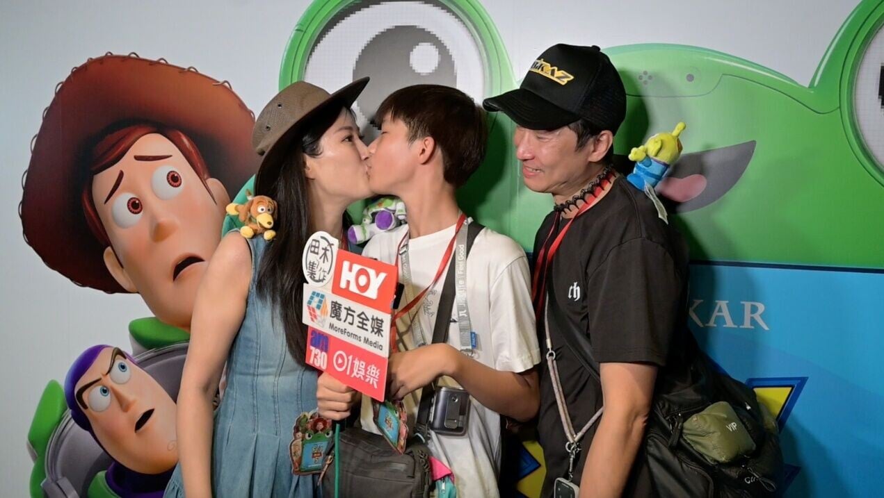 洪天明大仔TJ當眾錫媽周家蔚咪無抗拒。（娛樂組攝）