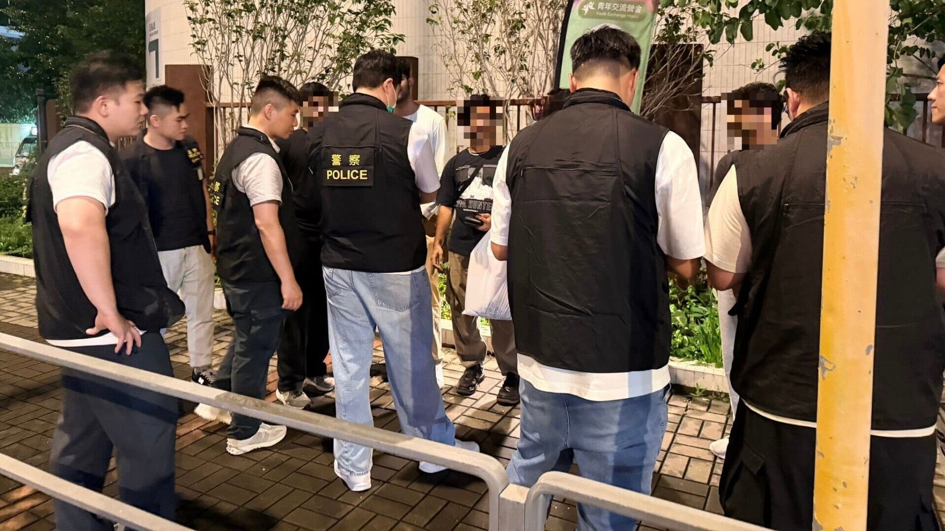 警方在全港多區打擊暴力罪案及三合會相關活動，拘捕116人。（警方社交網頁圖片）