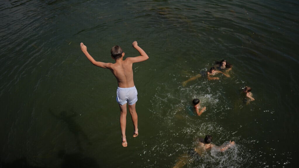 法國出現熱浪，有人在塞納河跳河降溫（AP）