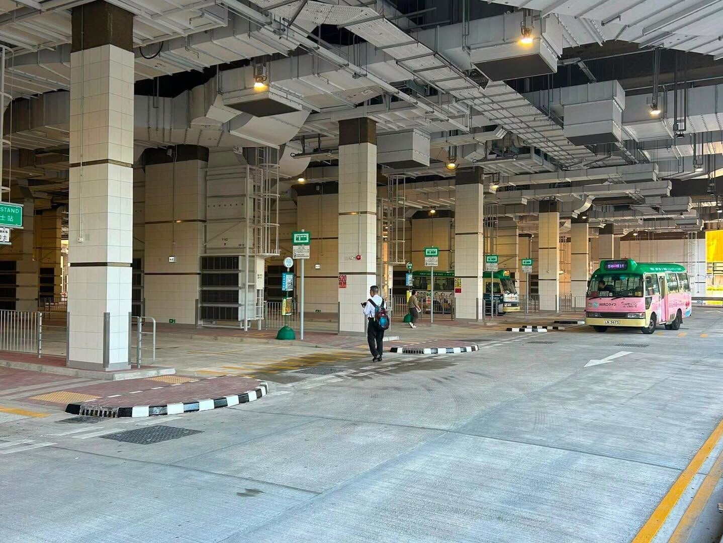 港鐵錦上路站D出口外新巴士總站今啟用。(運輸署FB)
