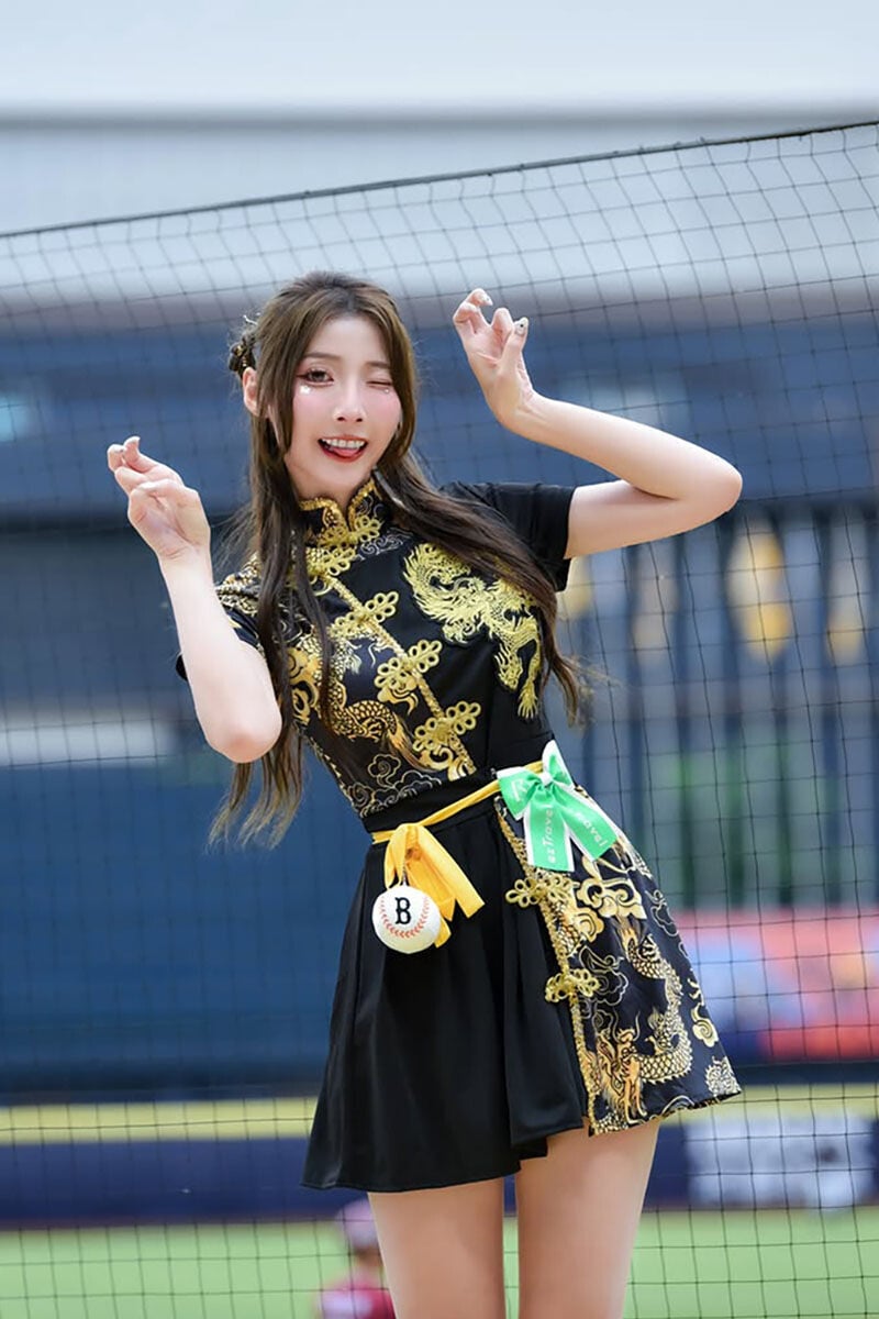 中信兄弟啦啦隊Passion Sisters成員汶汶出席私人活動期間,遭一名狂熱粉絲用刀割頸。(FB專頁「汶汶Jessie」)