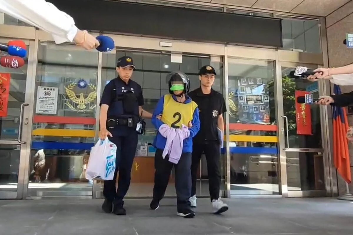 涉嫌狂熱粉絲轉往送地方法院檢察署時,高呼「汶汶逼我的」。(《東森新聞》圖片)