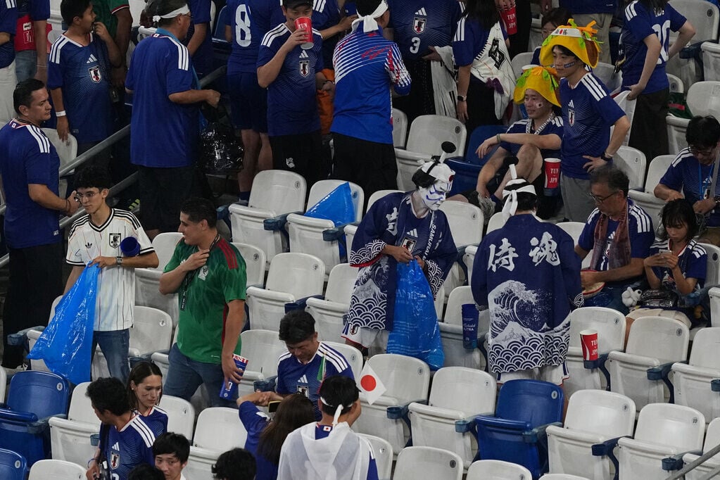 世界盃2026,日本球迷在擊敗突尼西亞後執垃圾(AP)