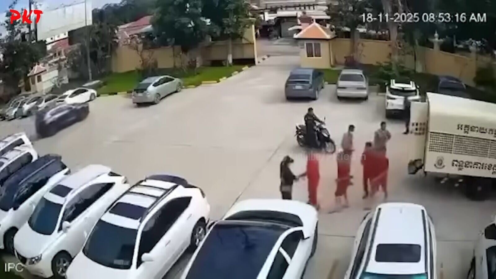 案發時,阮氏海雲在囚車前為丈夫解開手銬,再遞上一把手槍協助其逃脫