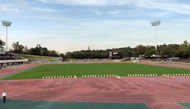 園區內設有田徑場等多項體育設施。(互聯網)