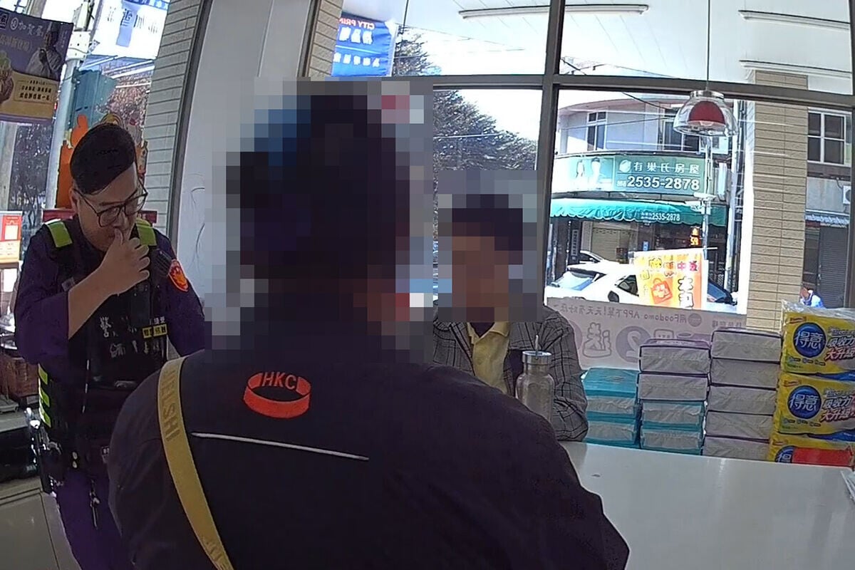 台中警方接獲舉報後,立即趕至涉事便利店並截獲疑犯。(互聯網)