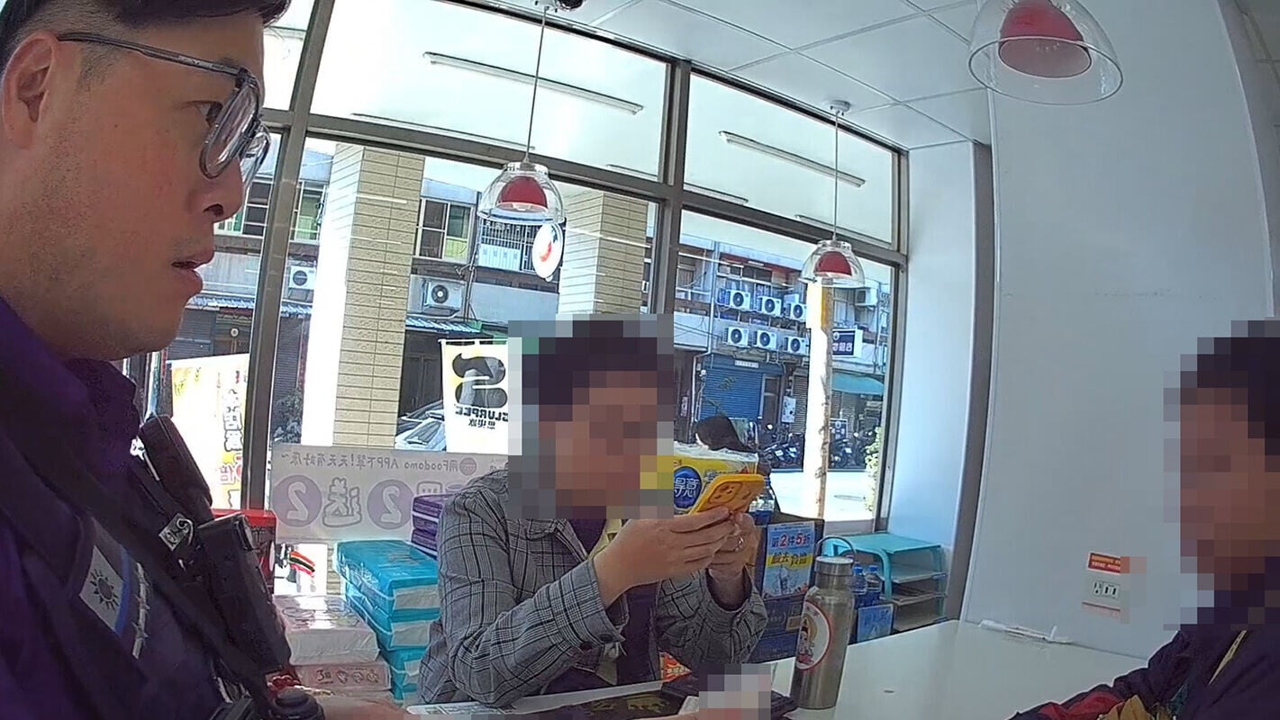 台中警方接獲舉報後,立即趕至涉事便利店並截獲疑犯。(互聯網)