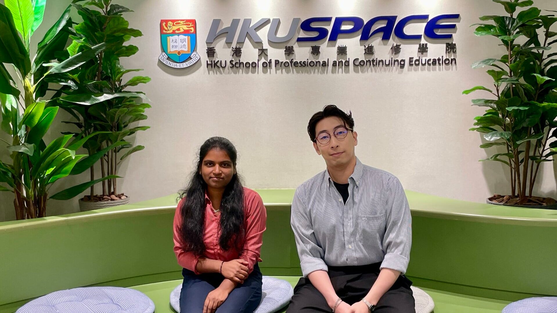 兩名香港大學專業進修學院國際學院（HKU SPACE IC）學生選擇修讀平面設計（榮譽）文學士課程
