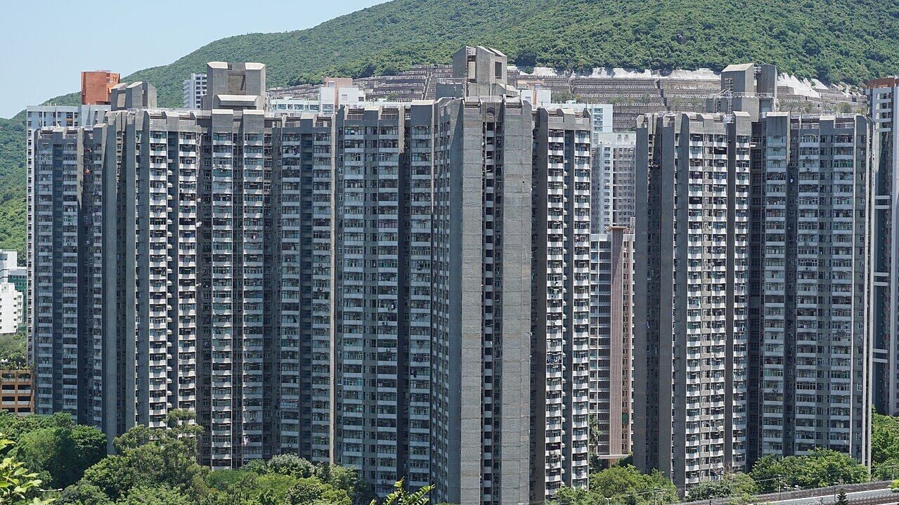 柴灣翠灣邨情困男涼亭自縊，當場不治。(維基百科圖片)