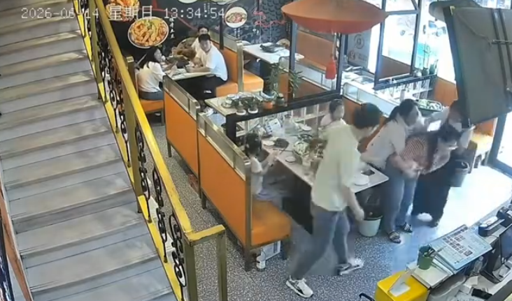 江蘇蘇州烤魚店女食客鯁喉後,半裸廚師下樓救人,惟被批「不穿上衣貼近女性」,事後回應爭議。(影片截圖)