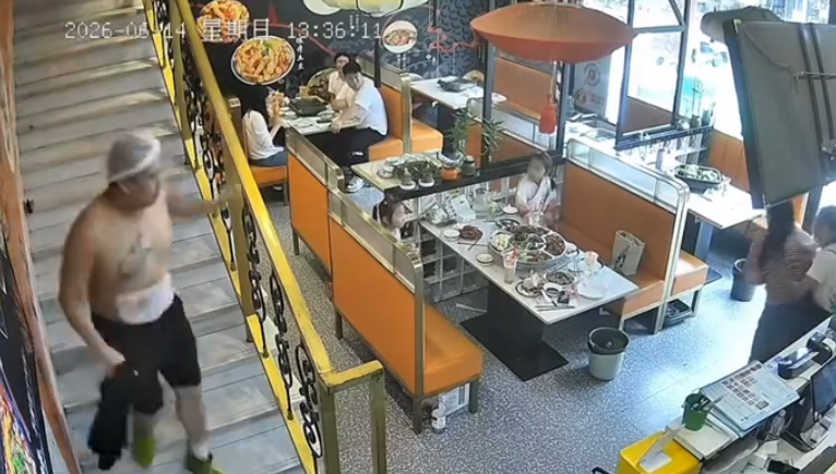 江蘇蘇州烤魚店女食客鯁喉後,半裸廚師下樓救人,惟被批「不穿上衣貼近女性」,事後回應爭議。(影片截圖)