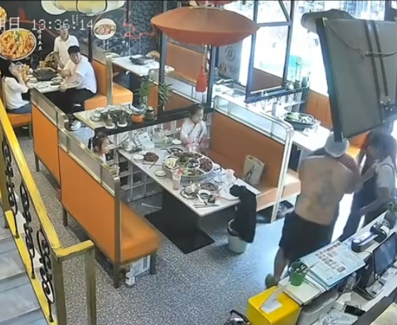 江蘇蘇州烤魚店女食客鯁喉後,半裸廚師下樓救人,惟被批「不穿上衣貼近女性」,事後回應爭議。(影片截圖)