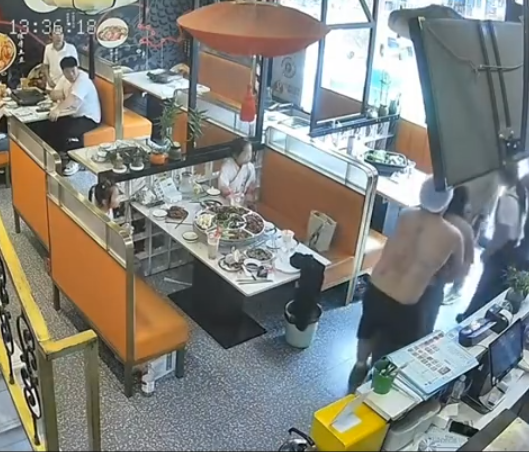江蘇蘇州烤魚店女食客鯁喉後,半裸廚師下樓救人,惟被批「不穿上衣貼近女性」,事後回應爭議。(影片截圖)