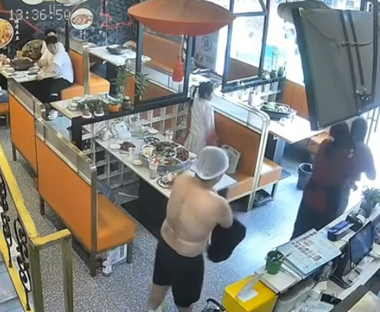 江蘇蘇州烤魚店女食客鯁喉後,半裸廚師下樓救人,惟被批「不穿上衣貼近女性」,事後回應爭議。(影片截圖)