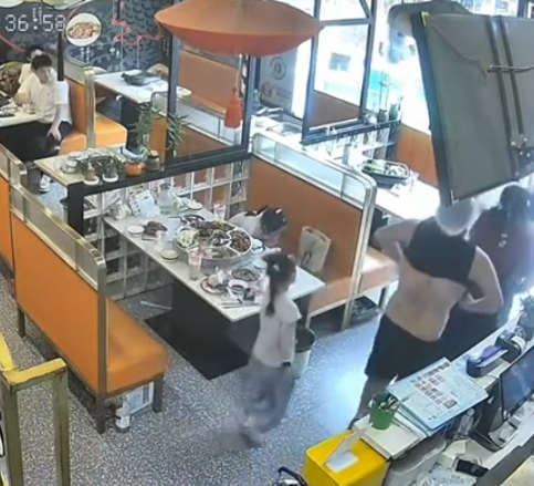 江蘇蘇州烤魚店女食客鯁喉後,半裸廚師下樓救人,惟被批「不穿上衣貼近女性」,事後回應爭議。(影片截圖)