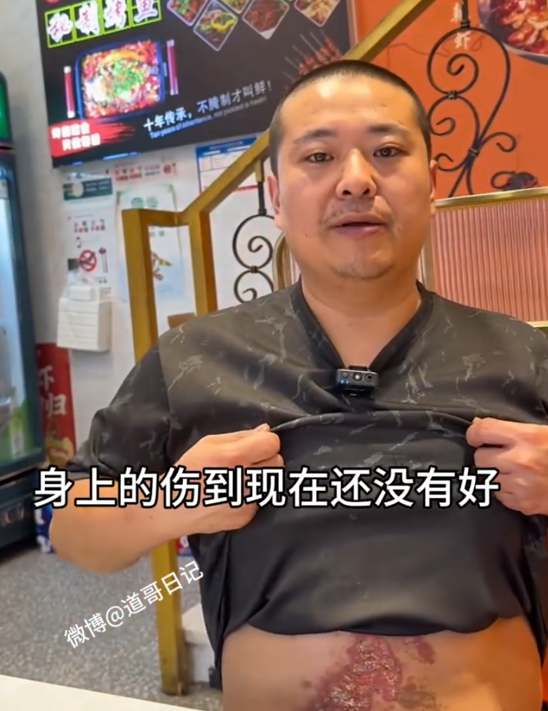 江蘇蘇州烤魚店女食客鯁喉後,半裸廚師下樓救人,惟被批「不穿上衣貼近女性」,事後回應爭議。(影片截圖)
