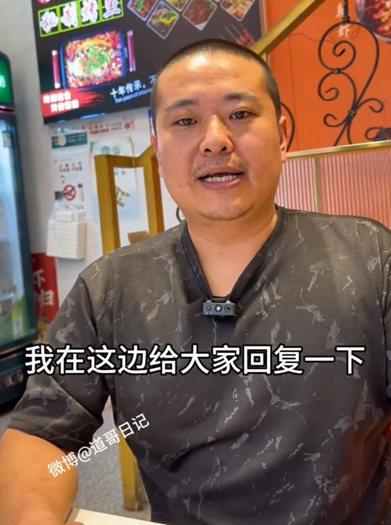 江蘇蘇州烤魚店女食客鯁喉後,半裸廚師下樓救人,惟被批「不穿上衣貼近女性」,事後回應爭議。(影片截圖)