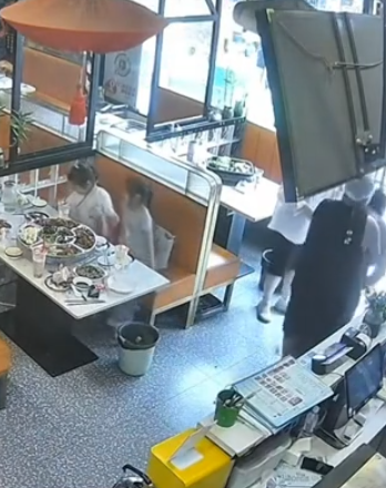 江蘇蘇州烤魚店女食客鯁喉後,半裸廚師下樓救人,惟被批「不穿上衣貼近女性」,事後回應爭議。(影片截圖)
