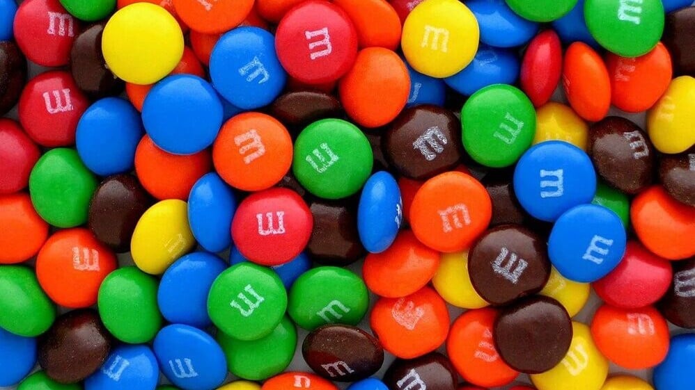 淘汰人工色素，M&M's兩隻經典顏色或將走入歷史。(X)