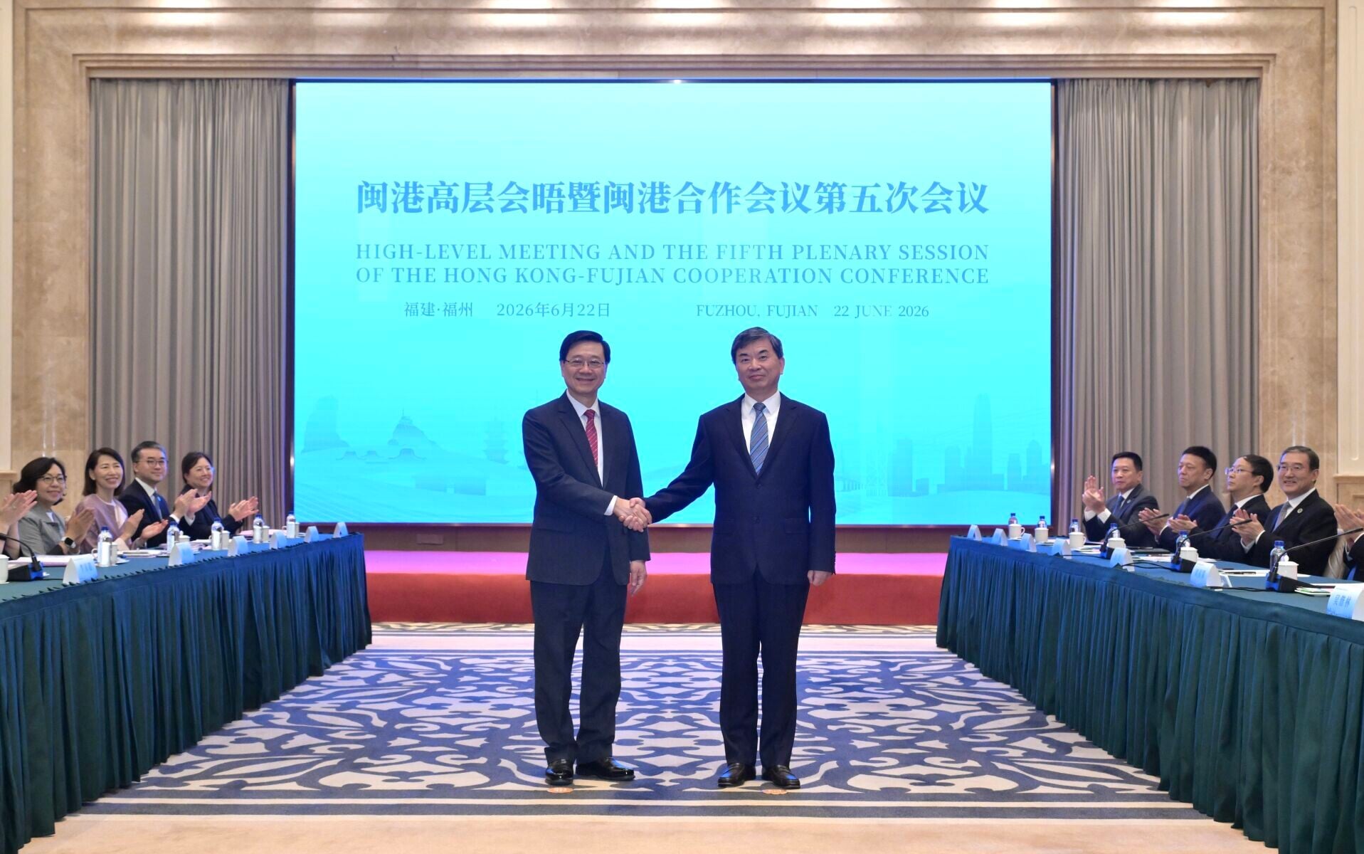 圖示李家超(左)與福建省委書記周祖翼(右)在會議上合照。(政府新聞處)