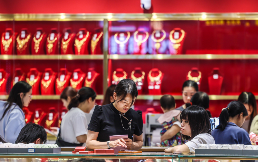 港人北上消費潮成風,趁周末及假日往內地已成常態。(中通社資料圖片)