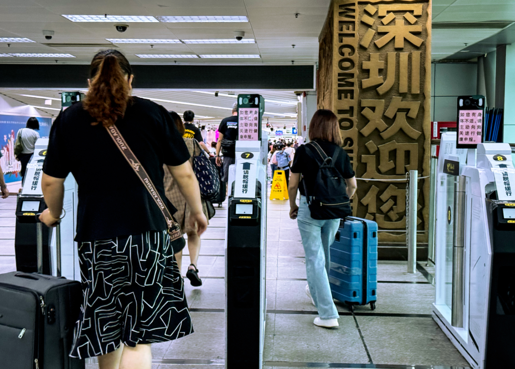 港人北上消費潮成風,趁周末及假日往內地已成常態。(中通社資料圖片)