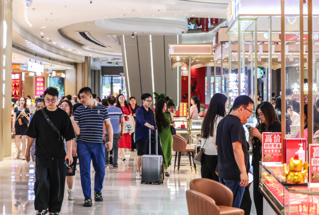 港人北上消費潮成風,趁周末及假日往內地已成常態。(中通社資料圖片)
