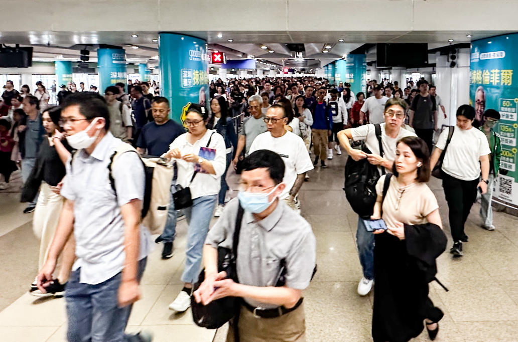 港人北上消費潮成風,趁周末及假日往內地已成常態。(中通社資料圖片)