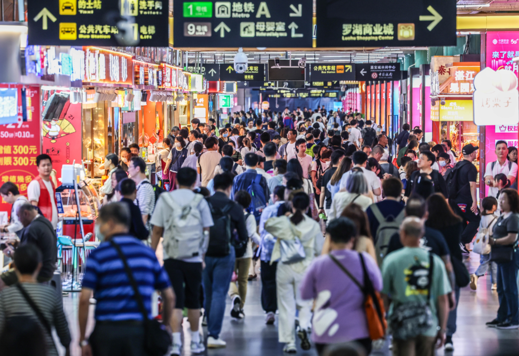港人北上消費潮成風,趁周末及假日往內地已成常態。(中通社資料圖片)