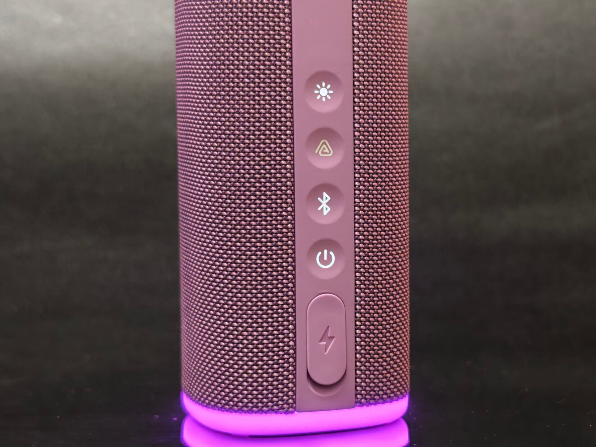 小米Xiaomi Sound Play藍牙喇叭機4個實體鍵及充電口。