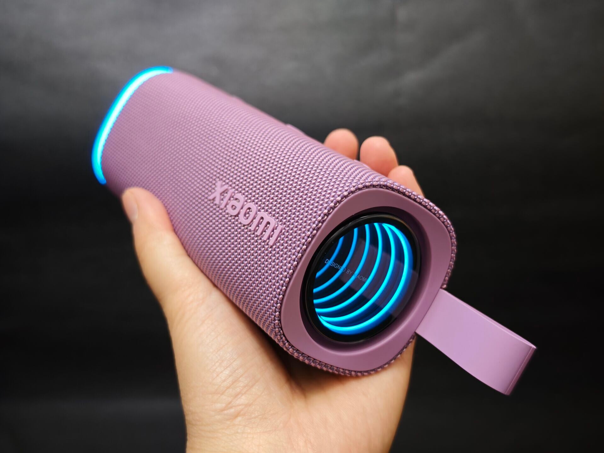 小米Xiaomi Sound Play藍牙喇叭重量415g,設有變色氣氛燈。
