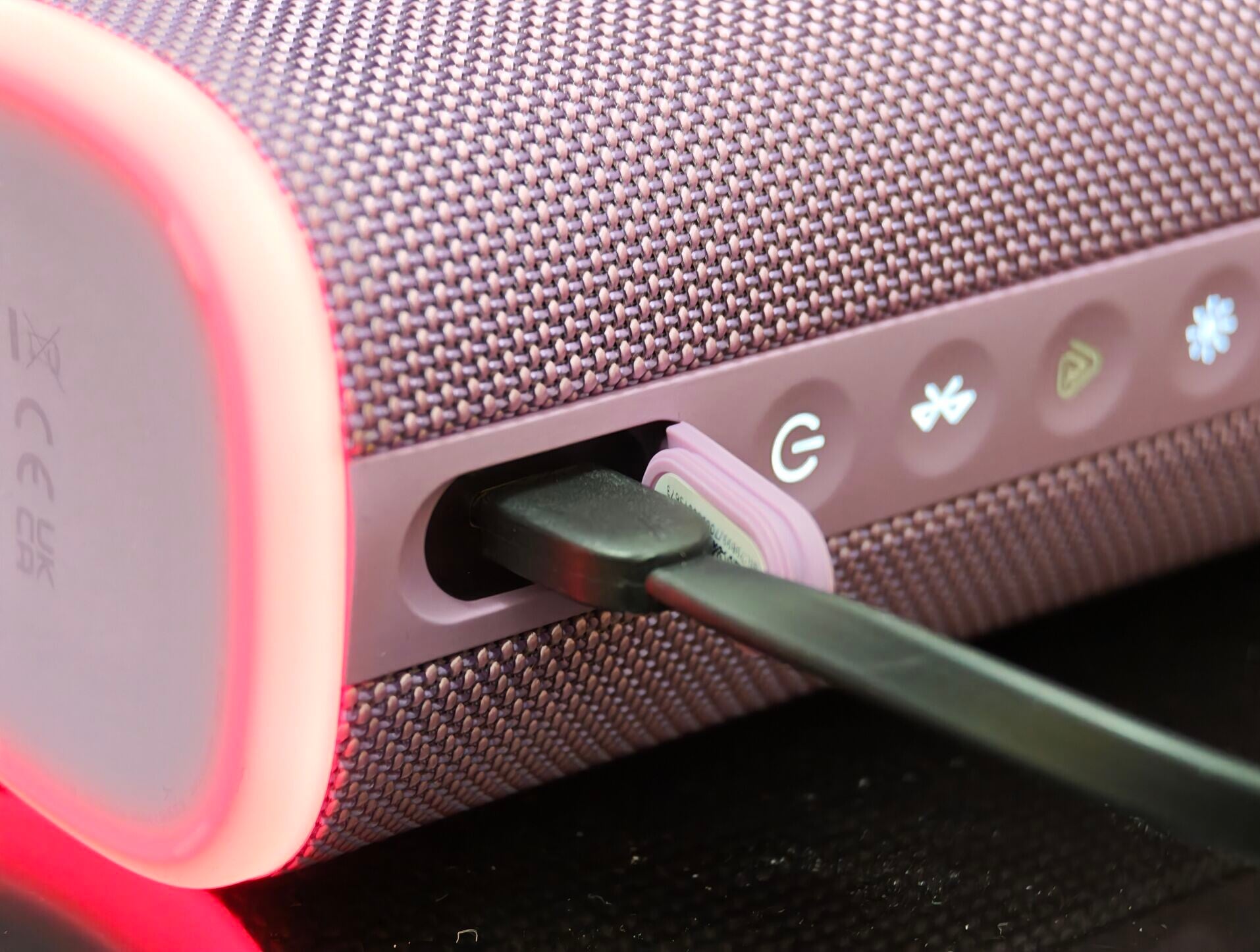 小米Xiaomi Sound Play藍牙喇叭充電可播放14小時。