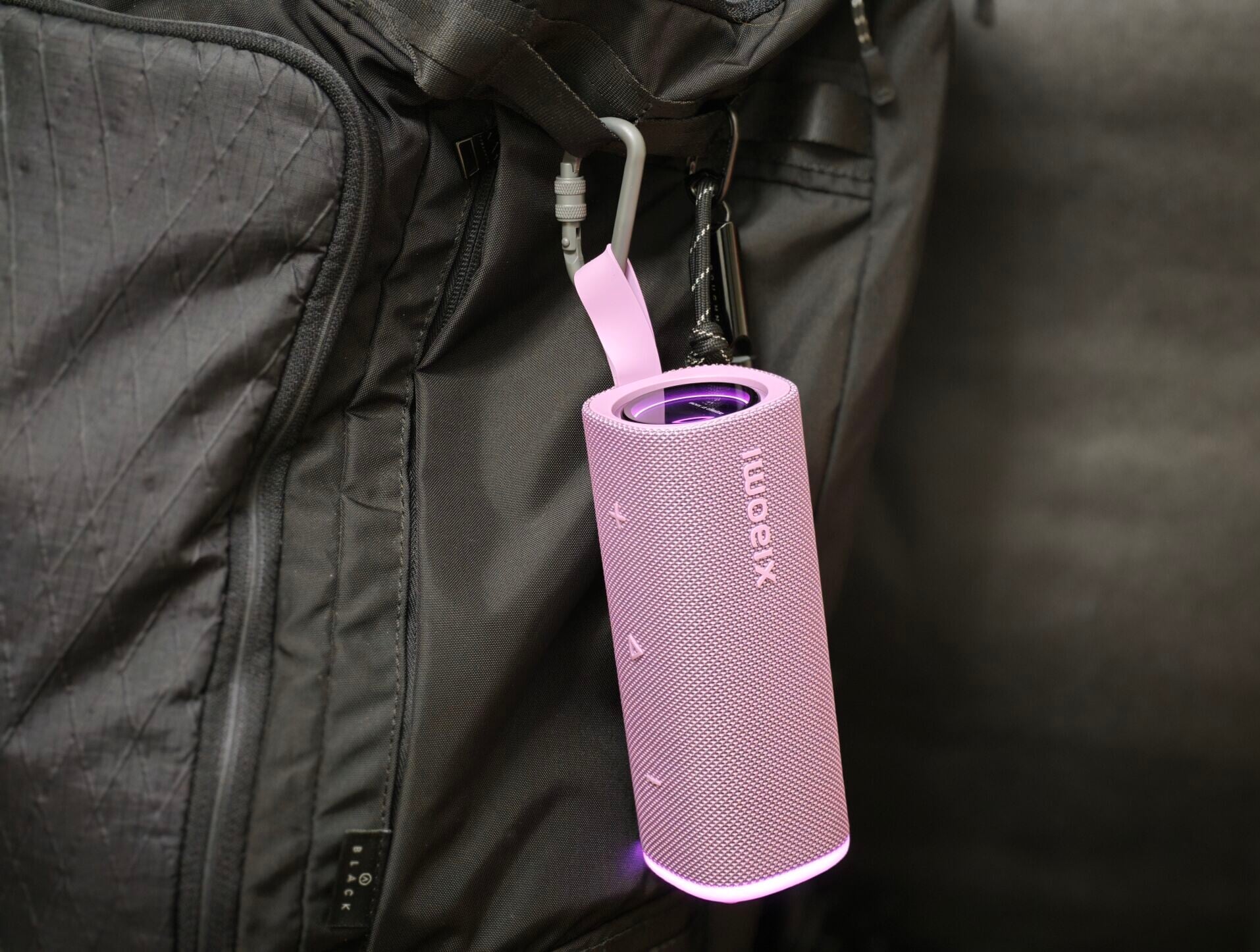 小米Xiaomi Sound Play藍牙喇叭膠環可以掛起使用。
