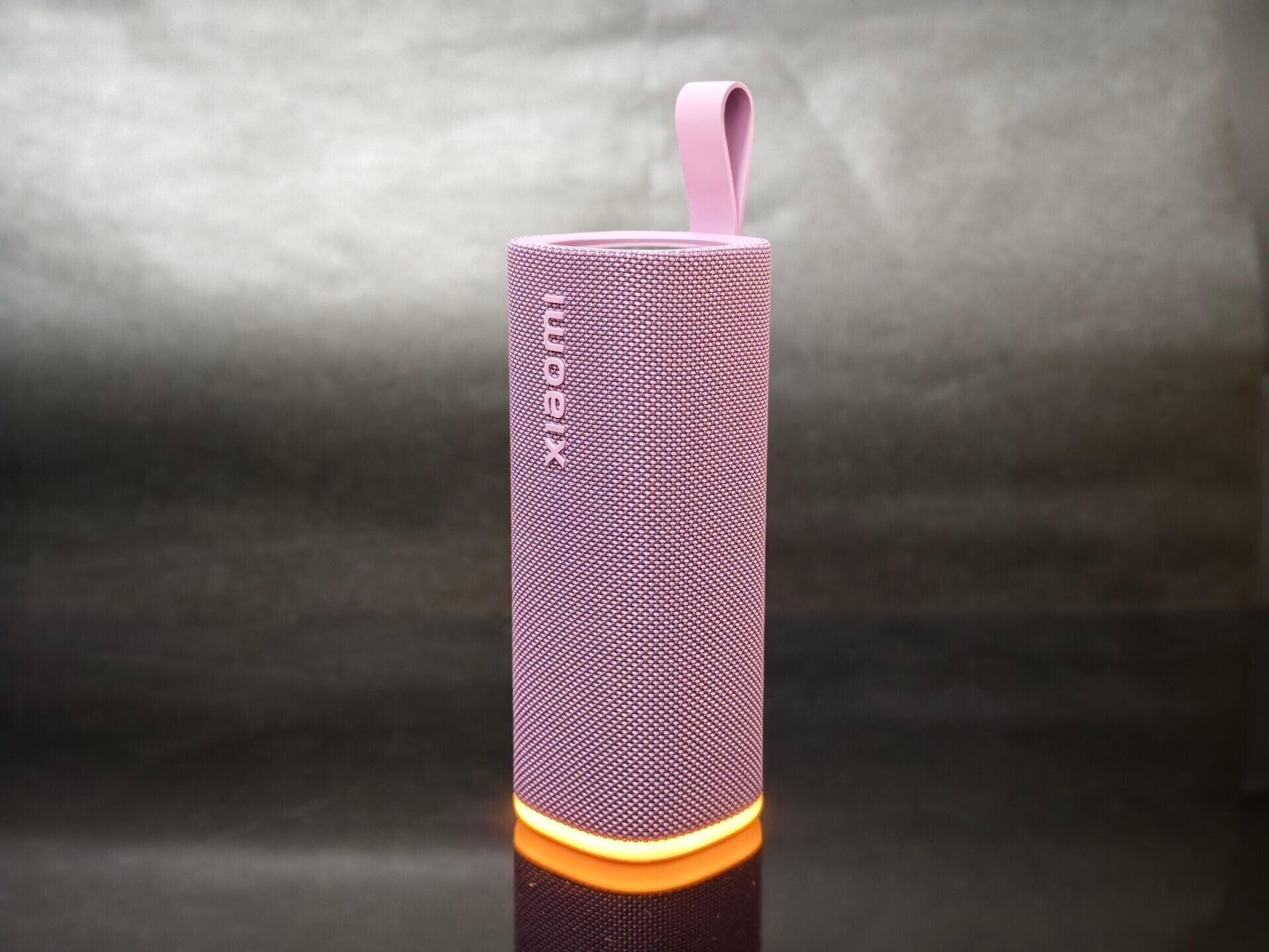 小米Xiaomi Sound Play藍牙喇叭設有可自訂燈效。