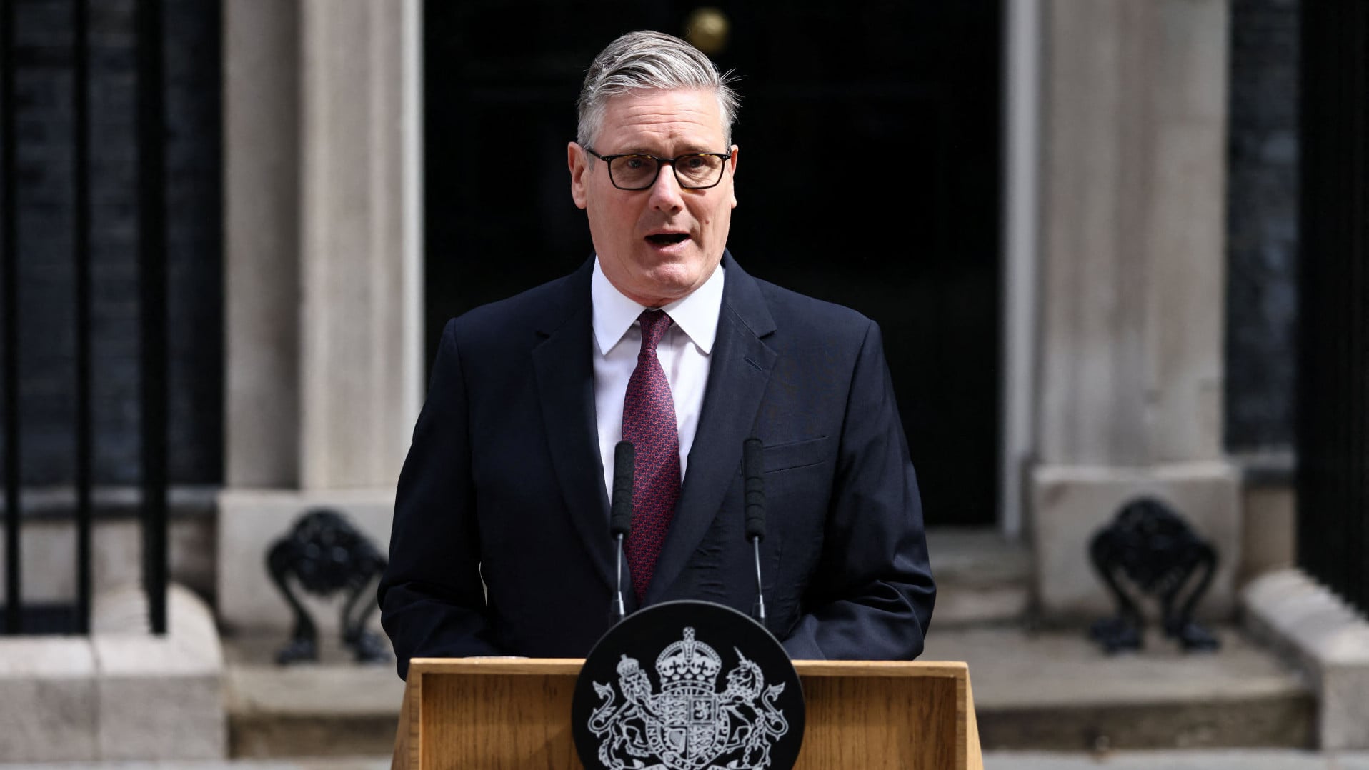 英國首相施紀賢宣布辭任工黨黨魁，惟會留任首相至選出新黨魁。(路透社)