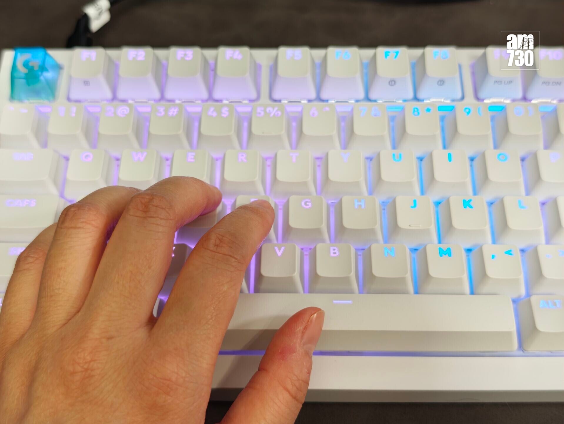 Logitech G316 X首創無螺絲的「榫卯卡扣結構設計」,手感爽快極佳。