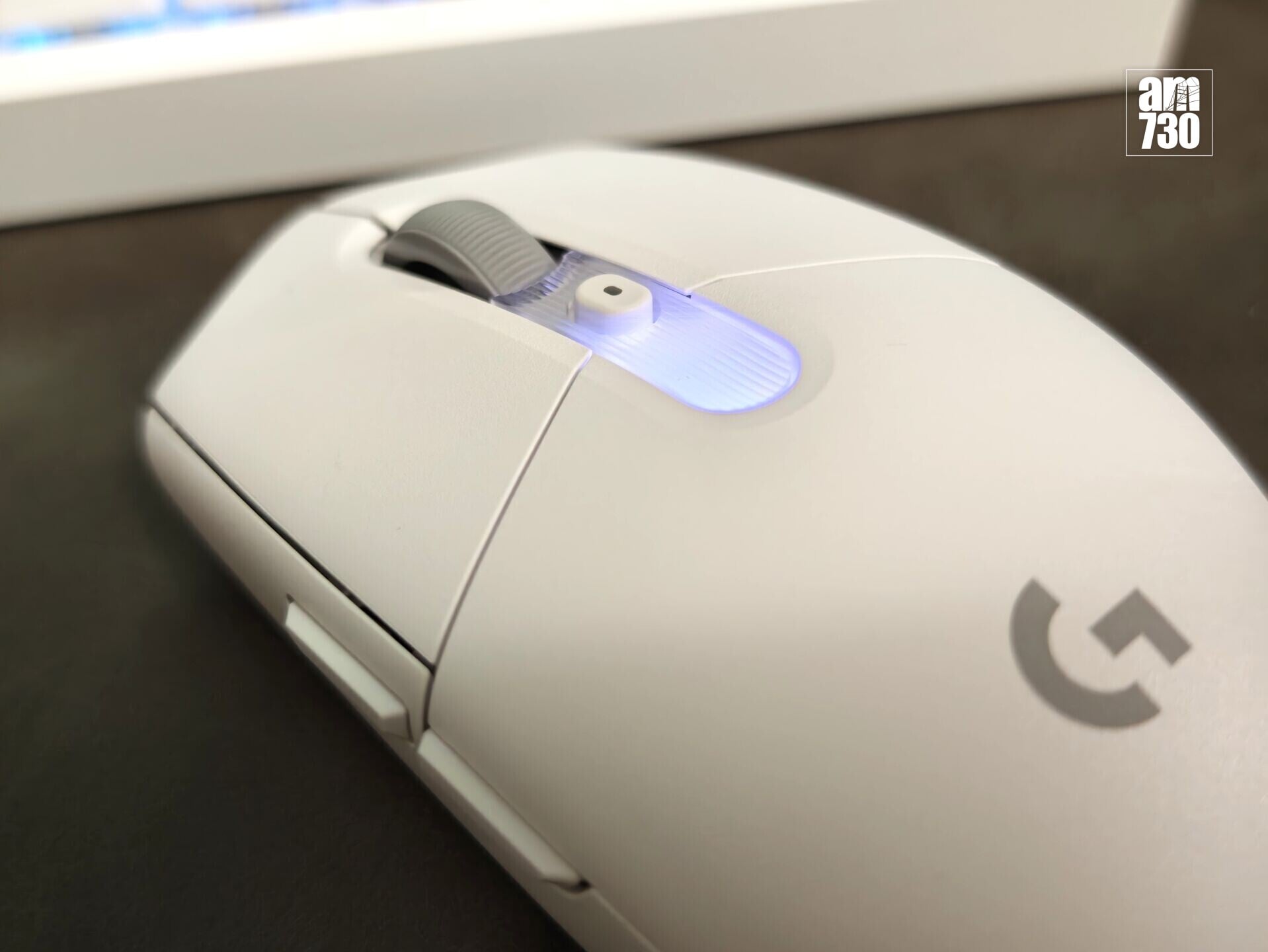 Logitech G304X SUPERLIGHT電競滑鼠上方有可自訂燈效的透明區塊。