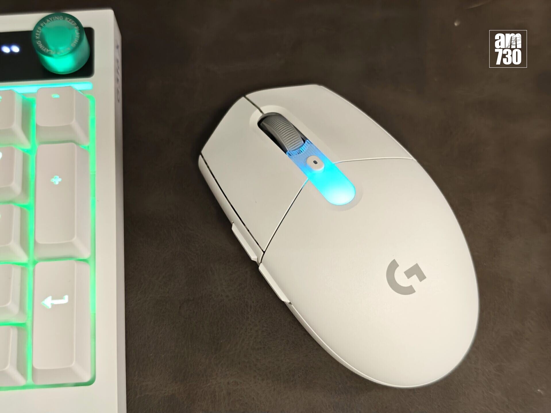 Logitech G304X SUPERLIGHT電競滑鼠採用經典低平對稱「蛋型」設計。