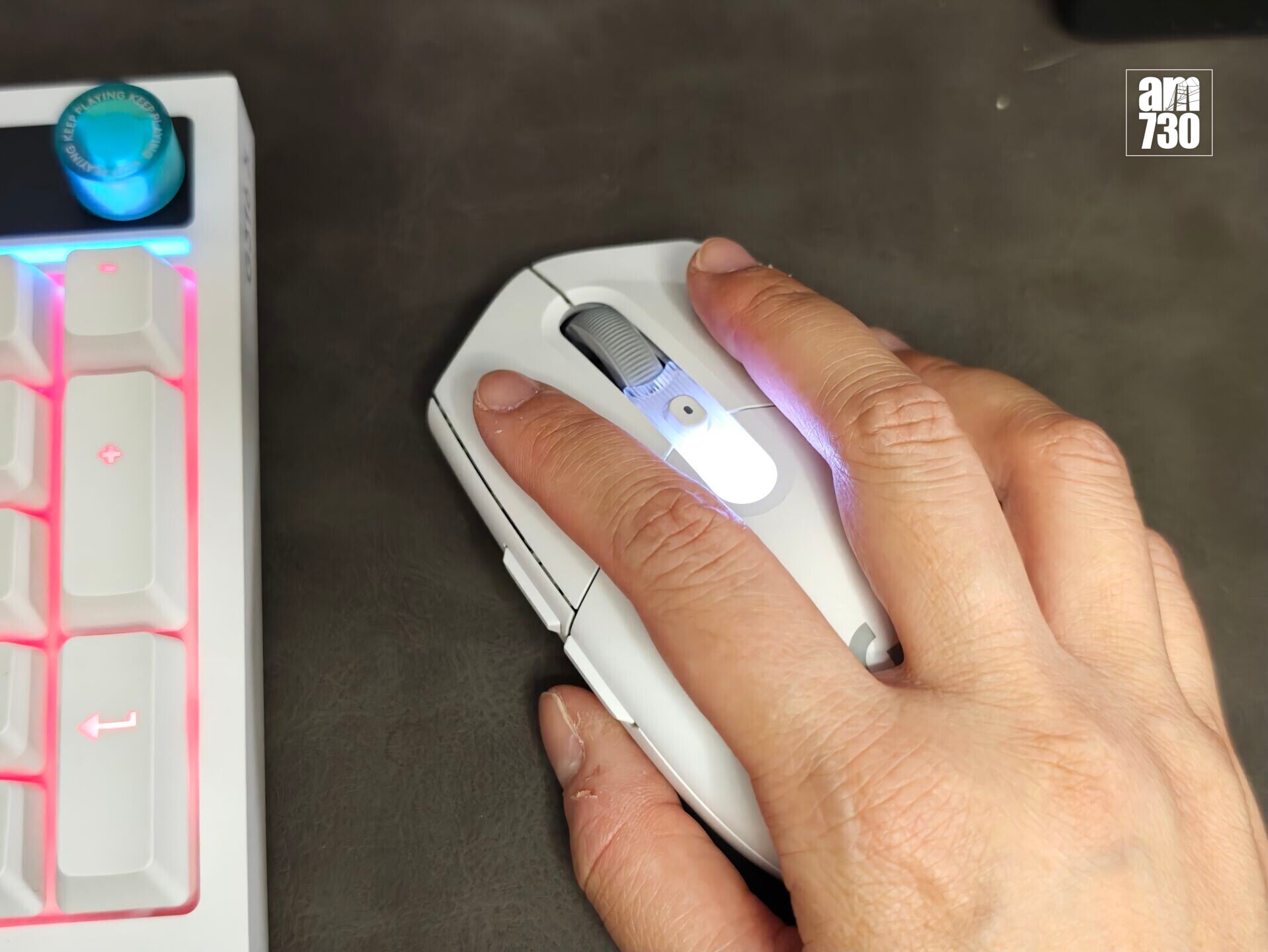 Logitech G304X SUPERLIGHT電競滑鼠搭載HERO 44K感應器,反應快而準。