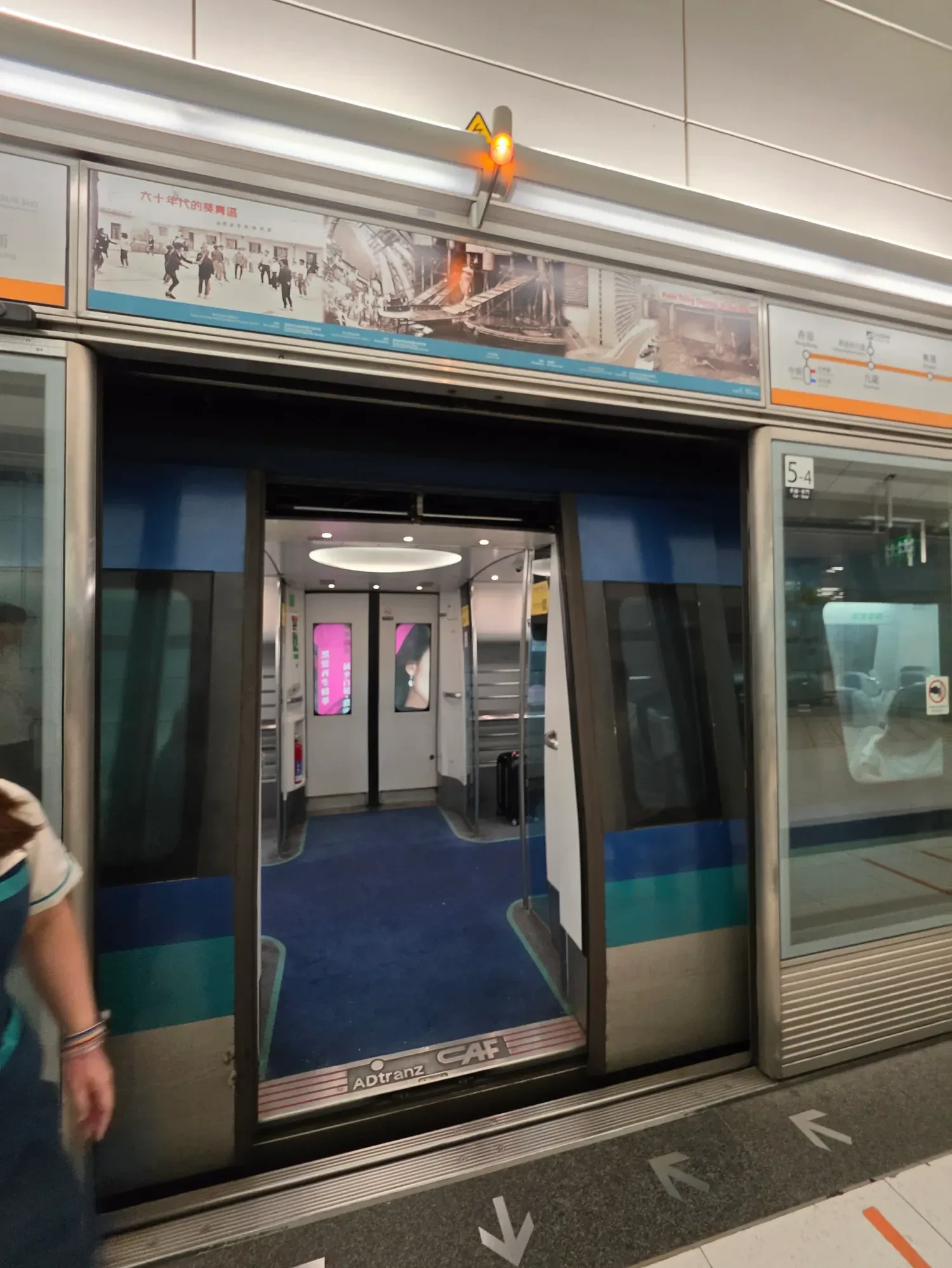 一列機場快綫列車駛入東涌綫往香港方向的青衣站月台,車門及月台幕門一度開啟。(Threads)