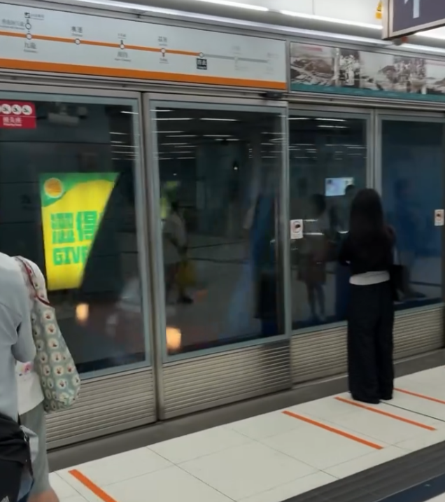 一列機場快綫列車駛入東涌綫往香港方向的青衣站月台,車門及月台幕門一度開啟。(Threads)