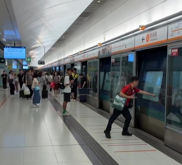 一列機場快綫列車駛入東涌綫往香港方向的青衣站月台,車門及月台幕門一度開啟。(Threads)