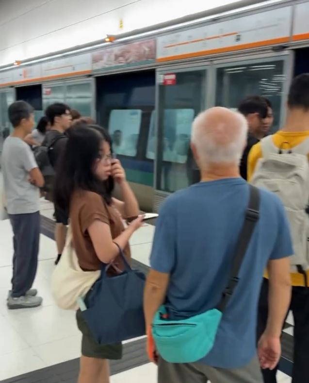 一列機場快綫列車駛入東涌綫往香港方向的青衣站月台,車門及月台幕門一度開啟。(Threads)