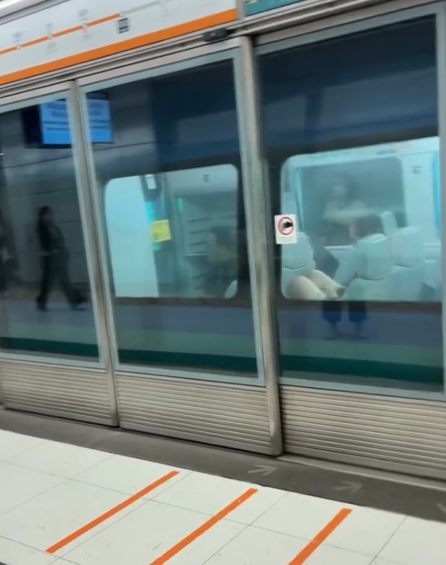 一列機場快綫列車駛入東涌綫往香港方向的青衣站月台,車門及月台幕門一度開啟。(Threads)