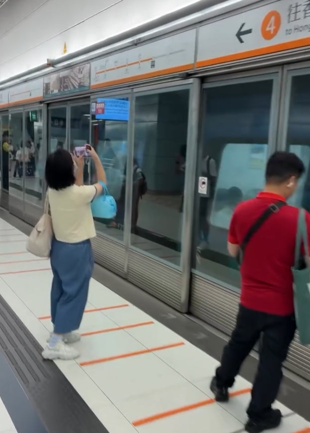 一列機場快綫列車駛入東涌綫往香港方向的青衣站月台,車門及月台幕門一度開啟。(Threads)
