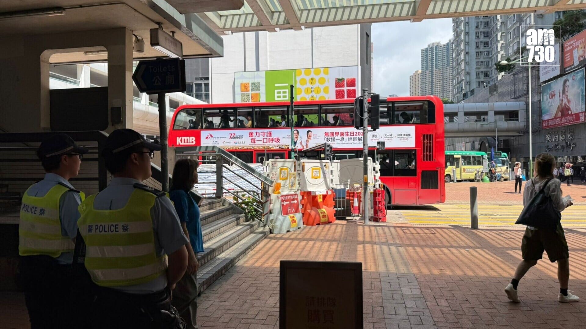 警方加強打擊交通違例事項，今日再於葵涌廣場外票控市民亂過馬路。