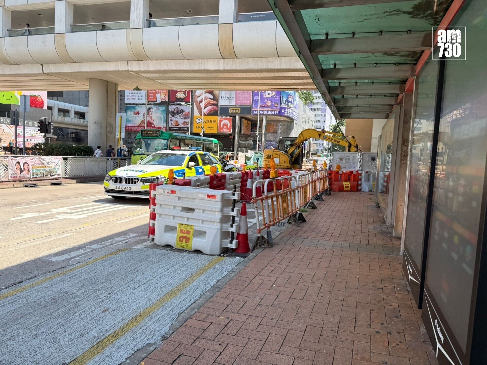 警方加強打擊交通違例事項,今日再於葵涌廣場外票控市民亂過馬路。(am730記者攝)