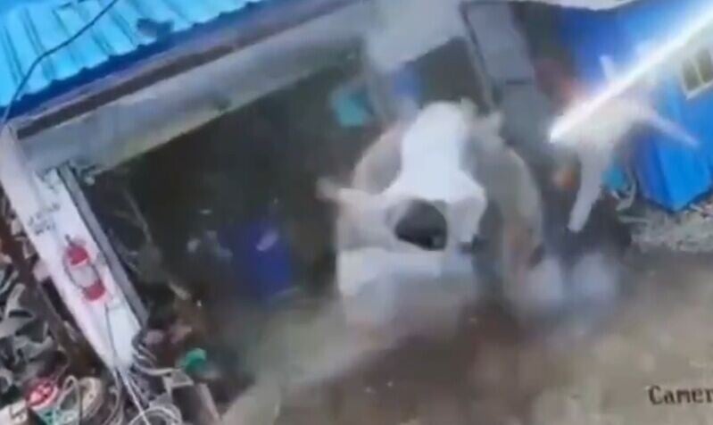 4人瞬間被炸飛後重摔落地。(X)