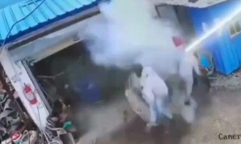車軚突然發生爆炸,坐在車軚上的4人瞬間被炸飛。(X)